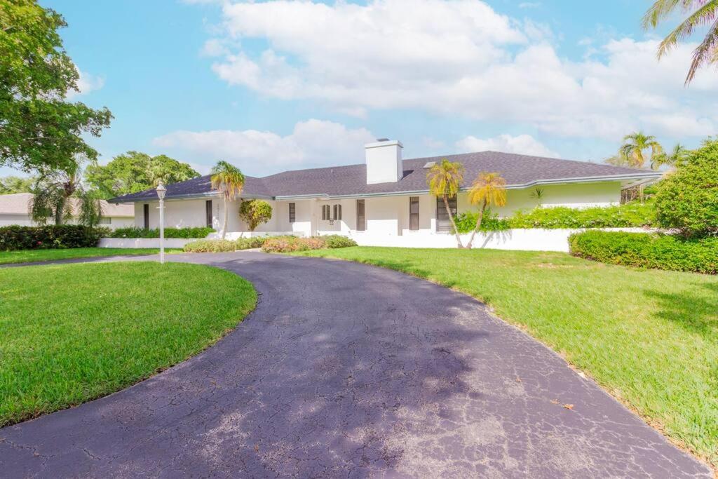 Spacious 3 Bed/2.5Bath Miami Home w/ pool! - Housity