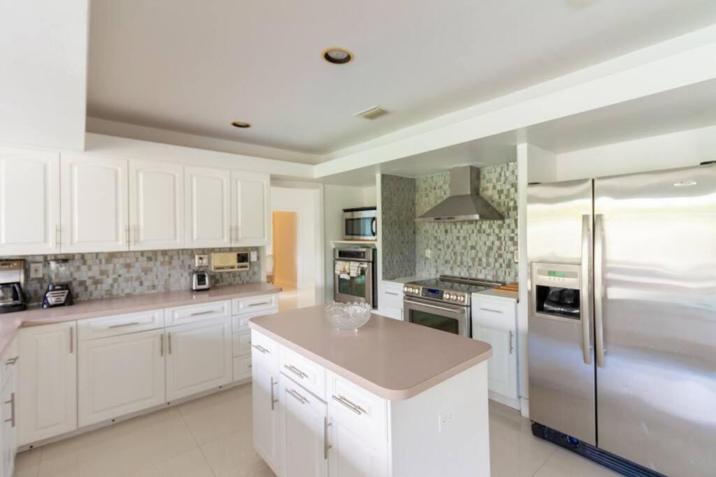 Spacious 3 Bed/2.5Bath Miami Home w/ pool! - Housity
