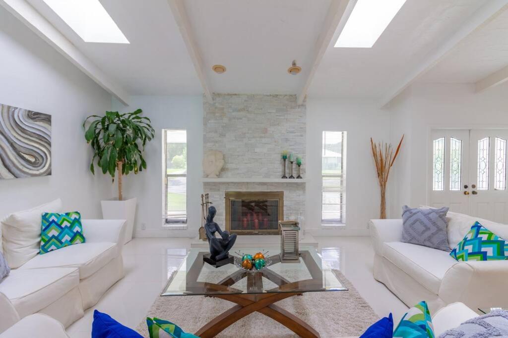 Spacious 3 Bed/2.5Bath Miami Home w/ pool! - Housity