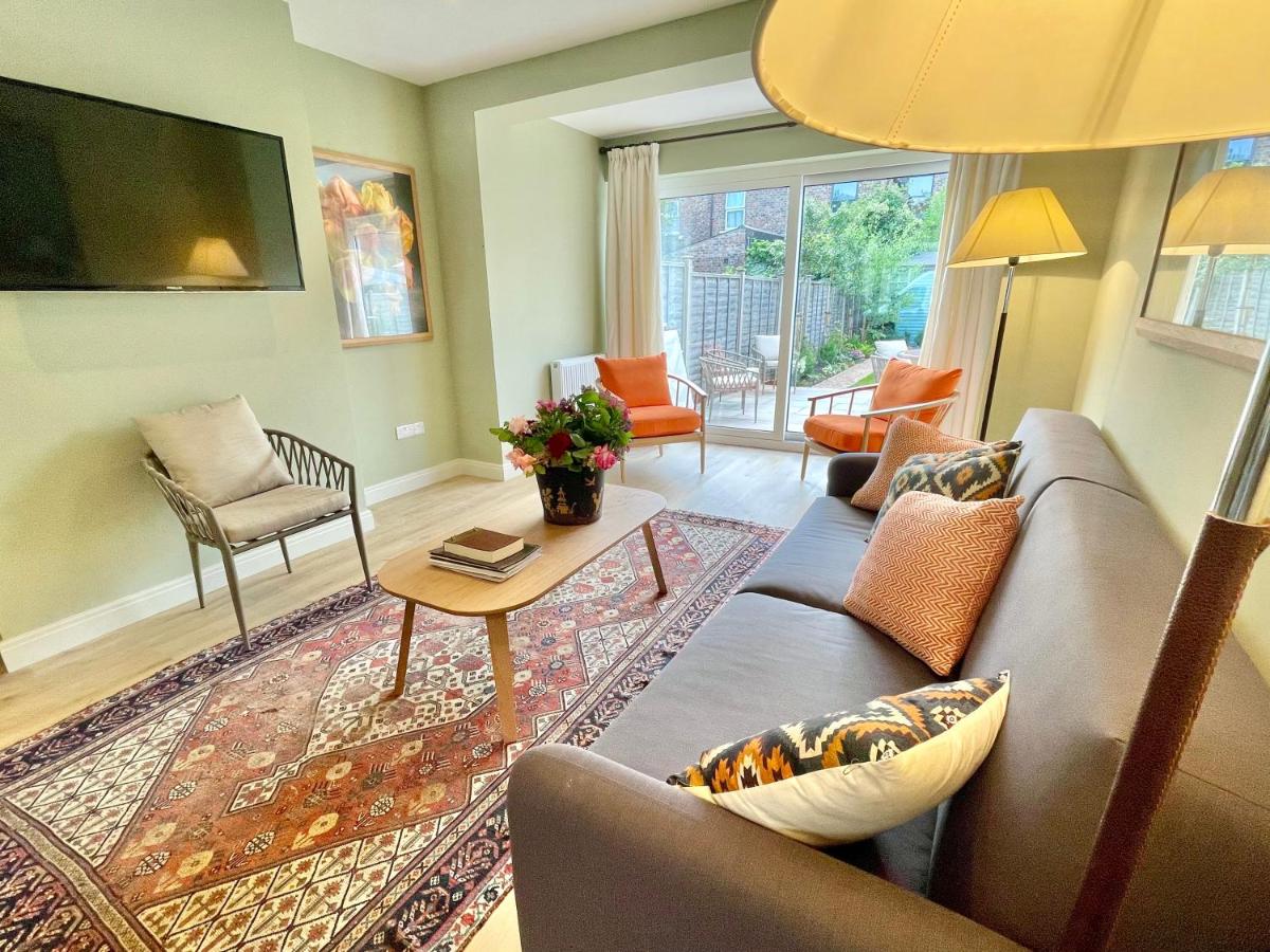 Central Townhouse with free off road parking and garden - Hizvo