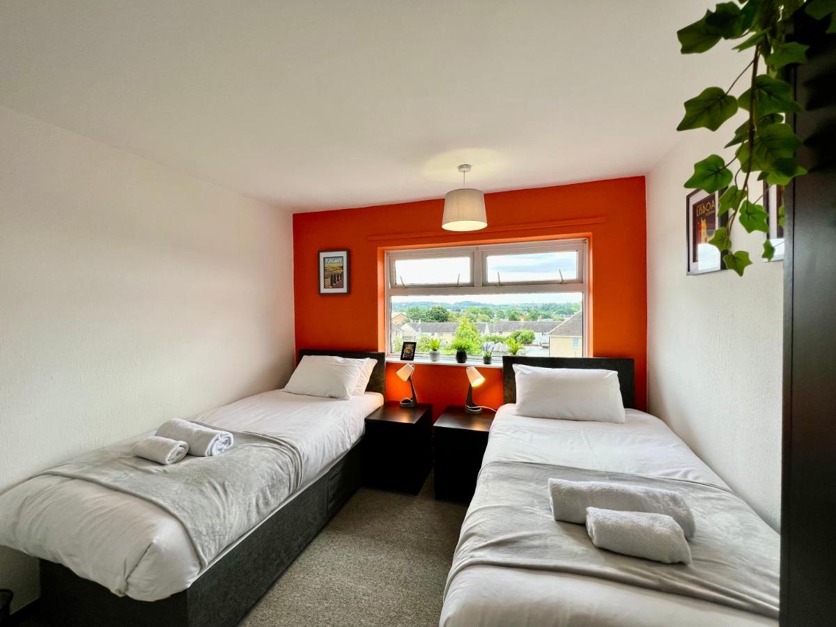 Clifton House - Stylish 3 Bed home with parking - Housity