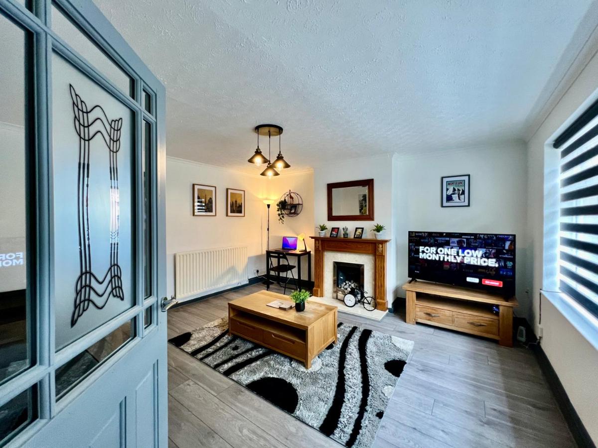 Clifton House - Stylish 3 Bed home with parking - Housity