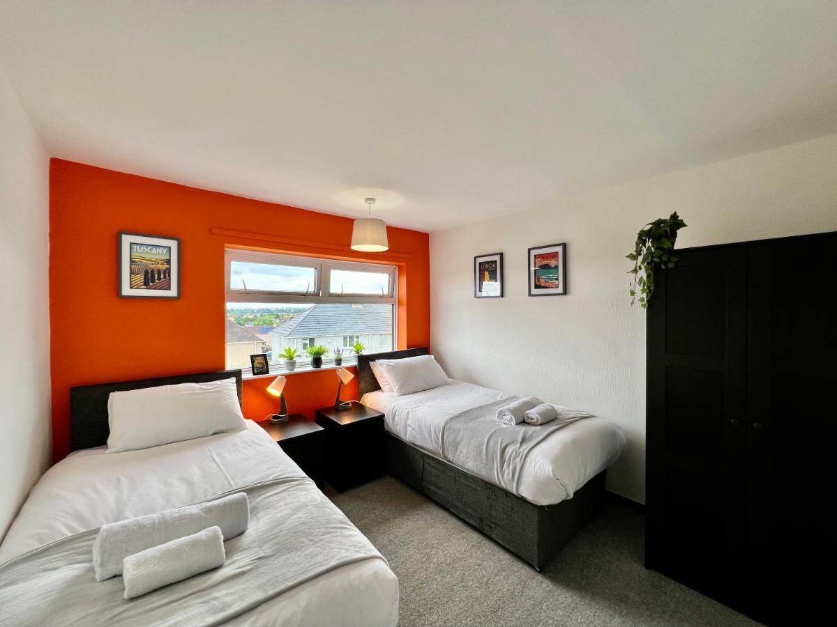 Clifton House - Stylish 3 Bed home with parking - Housity