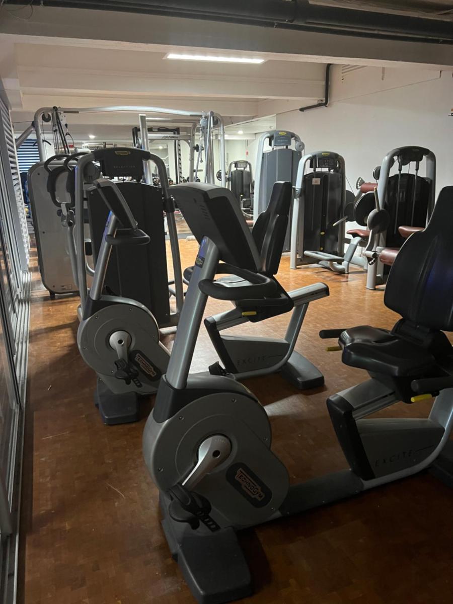 Ellivuori Rooms suurempi hotellihuone 24m2 järvinäköalalla Hyvä varustelu - Housity