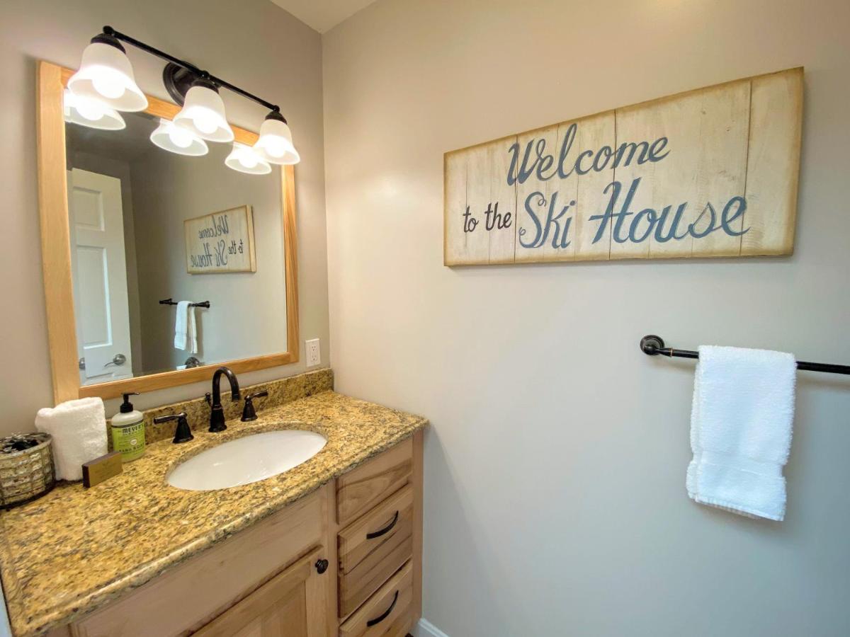O7 Slopeside Bretton Woods Resort cottage with upscale stylings cozy decor tons of space - Housity