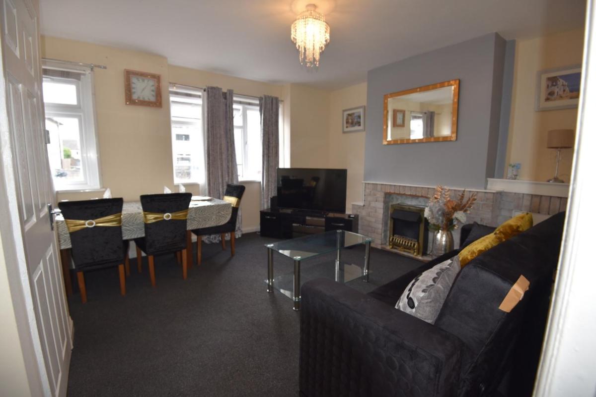Lovely Holiday Home Near Cardiff City Centre - Madoc Road 3 Bedrooms Sleeps up to 7 - Housity