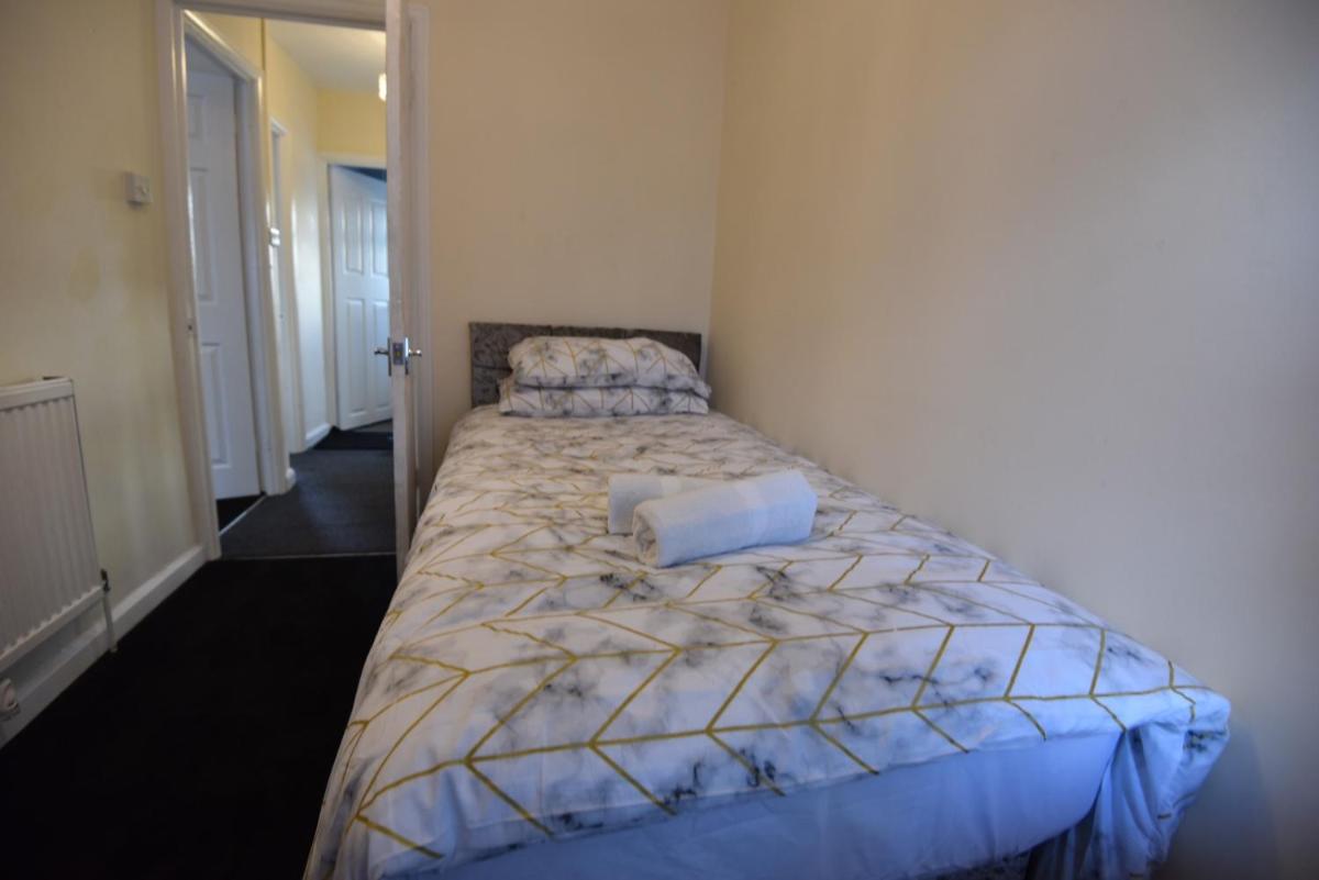 Lovely Holiday Home Near Cardiff City Centre - Madoc Road 3 Bedrooms Sleeps up to 7 - Housity