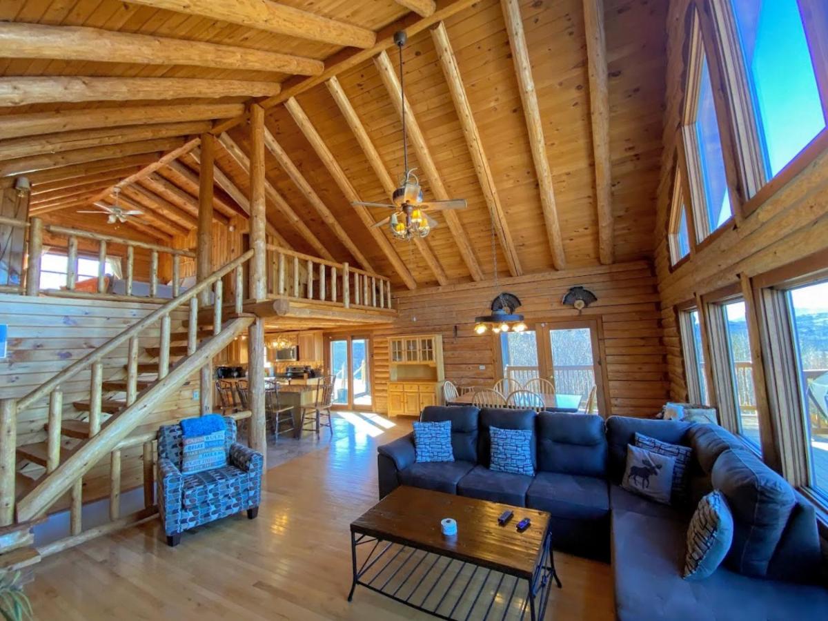 SI INCREDIBLE VIEWS from this log cabin with large deck huge yard fire pit hot tub - Housity