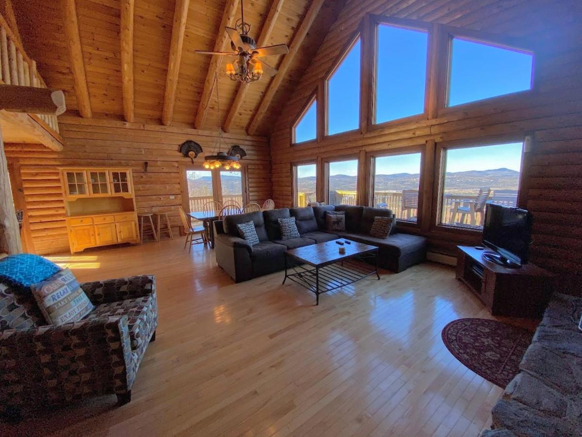 SI INCREDIBLE VIEWS from this log cabin with large deck huge yard fire pit hot tub - Housity