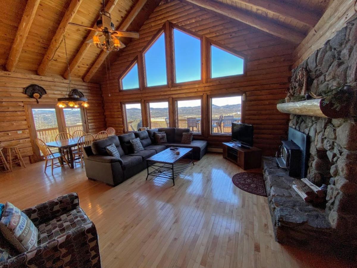 SI INCREDIBLE VIEWS from this log cabin with large deck huge yard fire pit hot tub - Housity