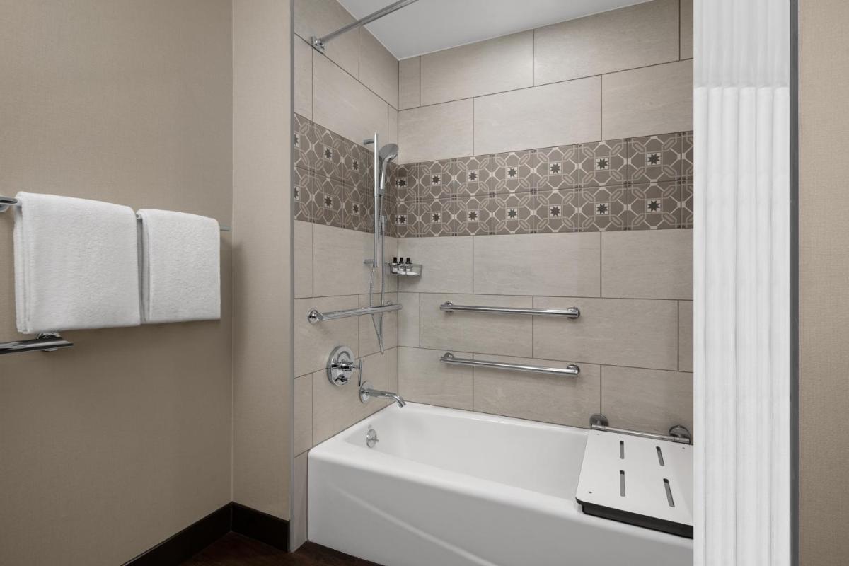 Hyatt Regency Westlake - Housity