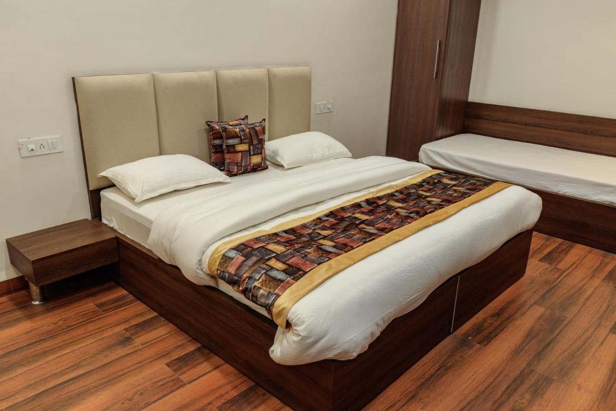 De Manora Homes - Unpretentious hotel with a garden , posh area Ranjit Avenue - Housity