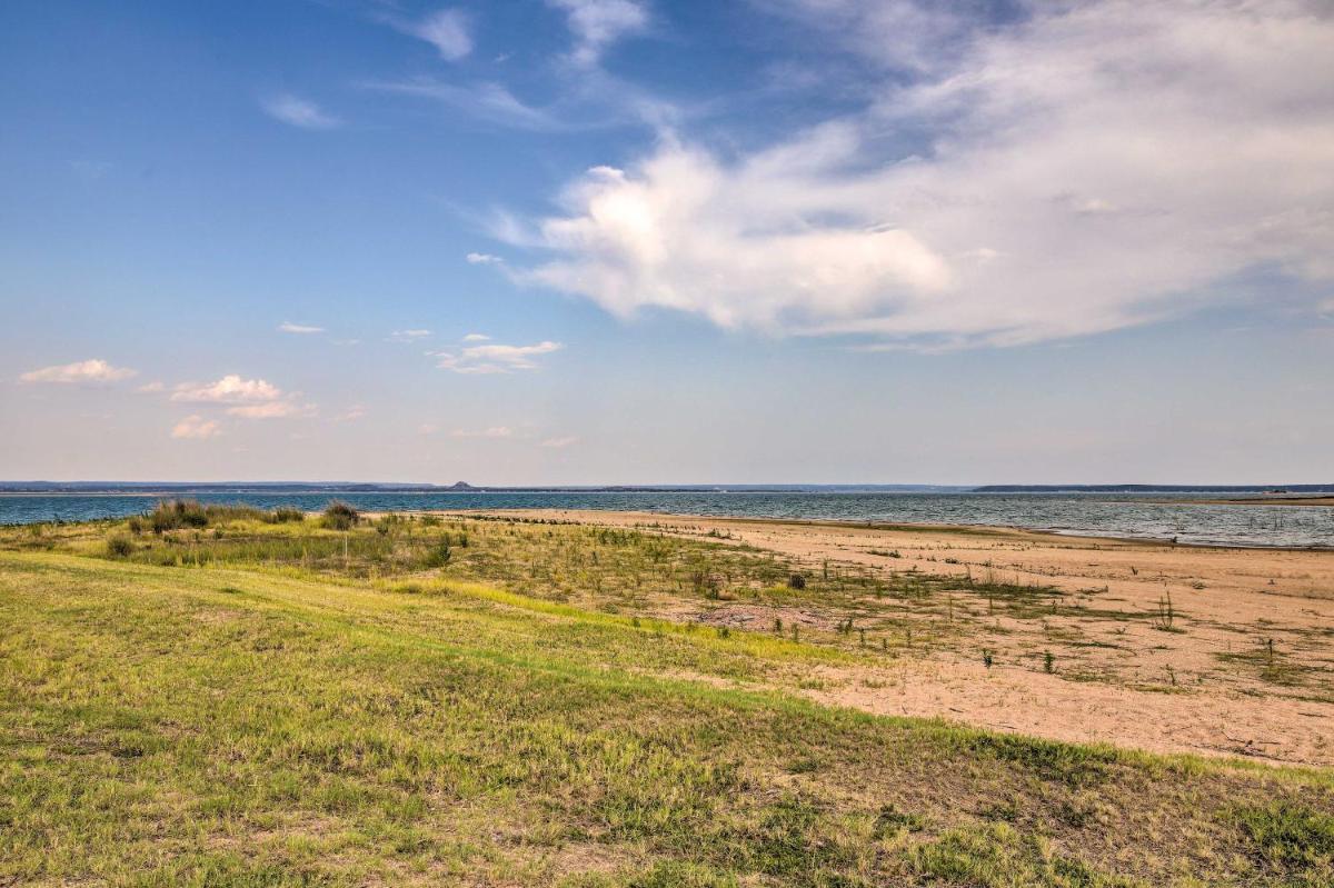 Sunny Lake Buchanan Waterside Studio with Canoe - Housity