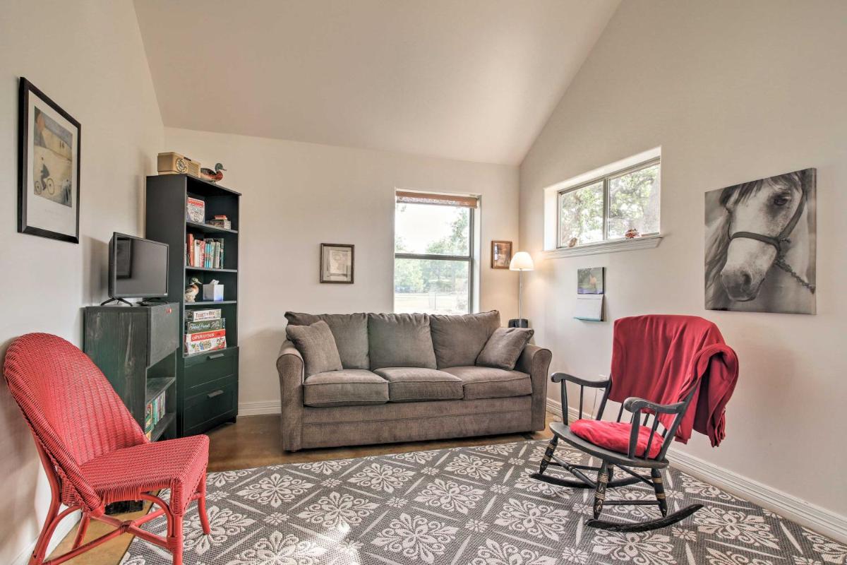 Sunny Lake Buchanan Waterside Studio with Canoe - Housity