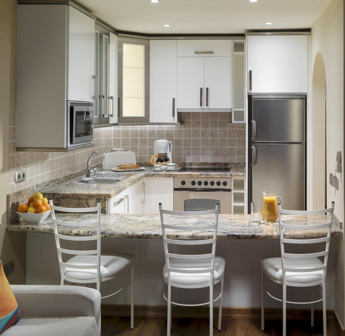Una cocina o zona de cocina en Regency Torviscas Apartments and Suites