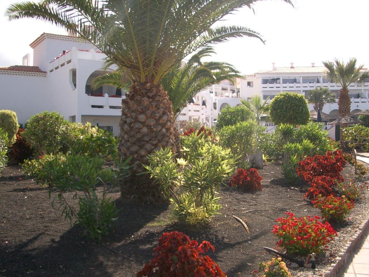 Jardín al aire libre en Regency Torviscas Apartments and Suites