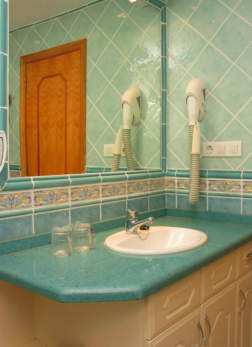 Un baño de Regency Torviscas Apartments and Suites