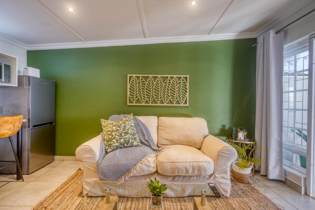 Hampton Collection - Trendy 2 Sleeper Apartment with Pool - Housity