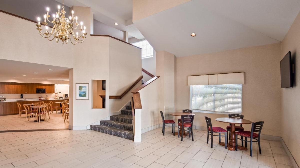 Charlevoix Inn & Suites SureStay Collection by Best Western - Housity