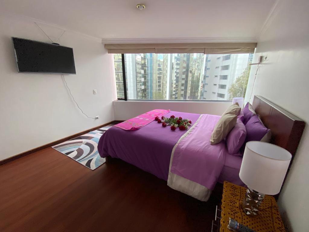 Rep Salvador, Quito 2-bedroom condo with parking and Netflix - Hizvo