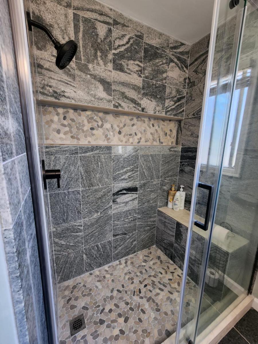Modern 4 Bed Bungalow San Leandro-Oakland Airport WasherDryer Ideal for Long Term Stay - Housity