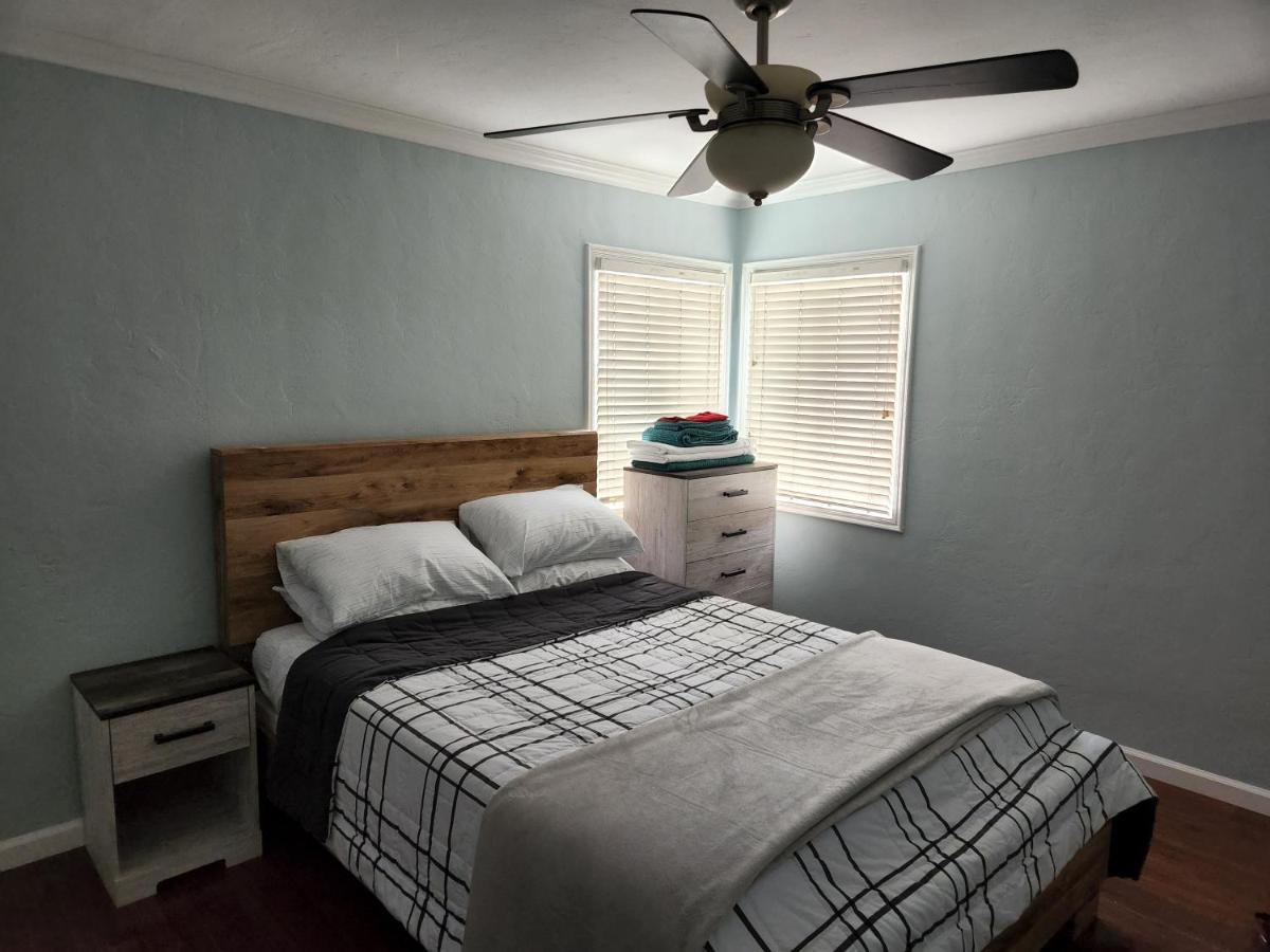 Modern 4 Bed Bungalow San Leandro-Oakland Airport WasherDryer Ideal for Long Term Stay - Housity