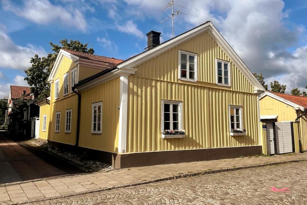 Central lägenhet i 1700-talshus - Housity
