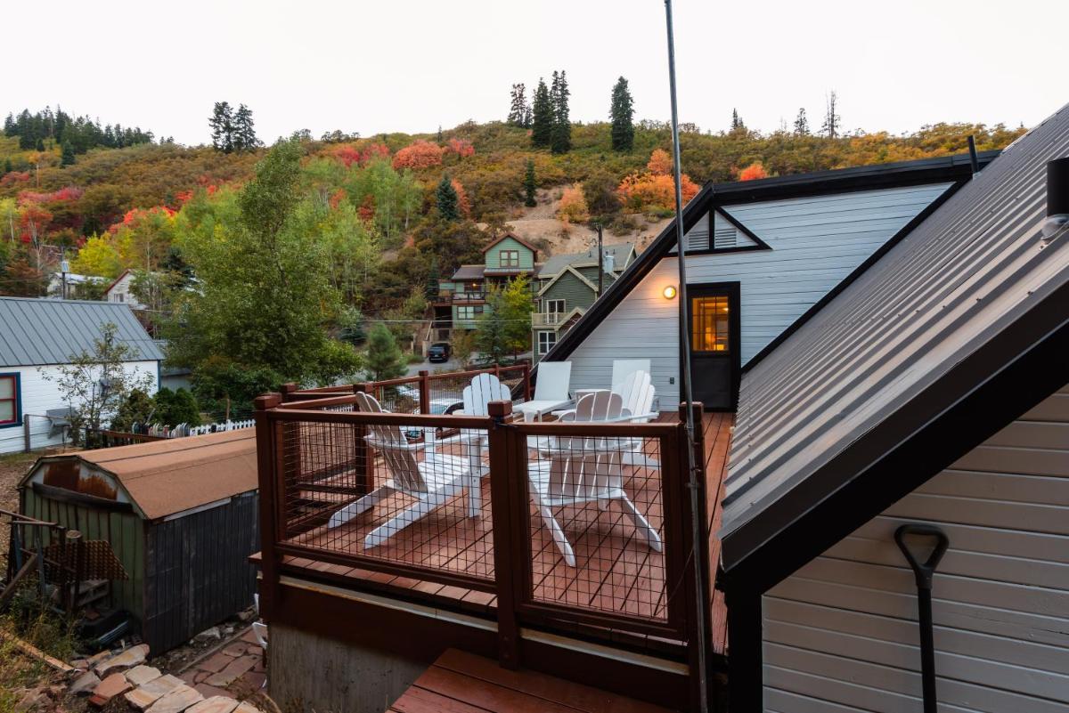 Corduroy Sage AvantStay Cozy Cute Cabin w Deck Sleeps 21 - Housity