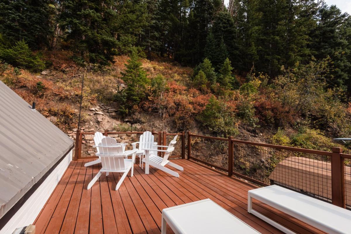 Corduroy by AvantStay Cute Cozy Mountainside Cabin-Duplex - Housity