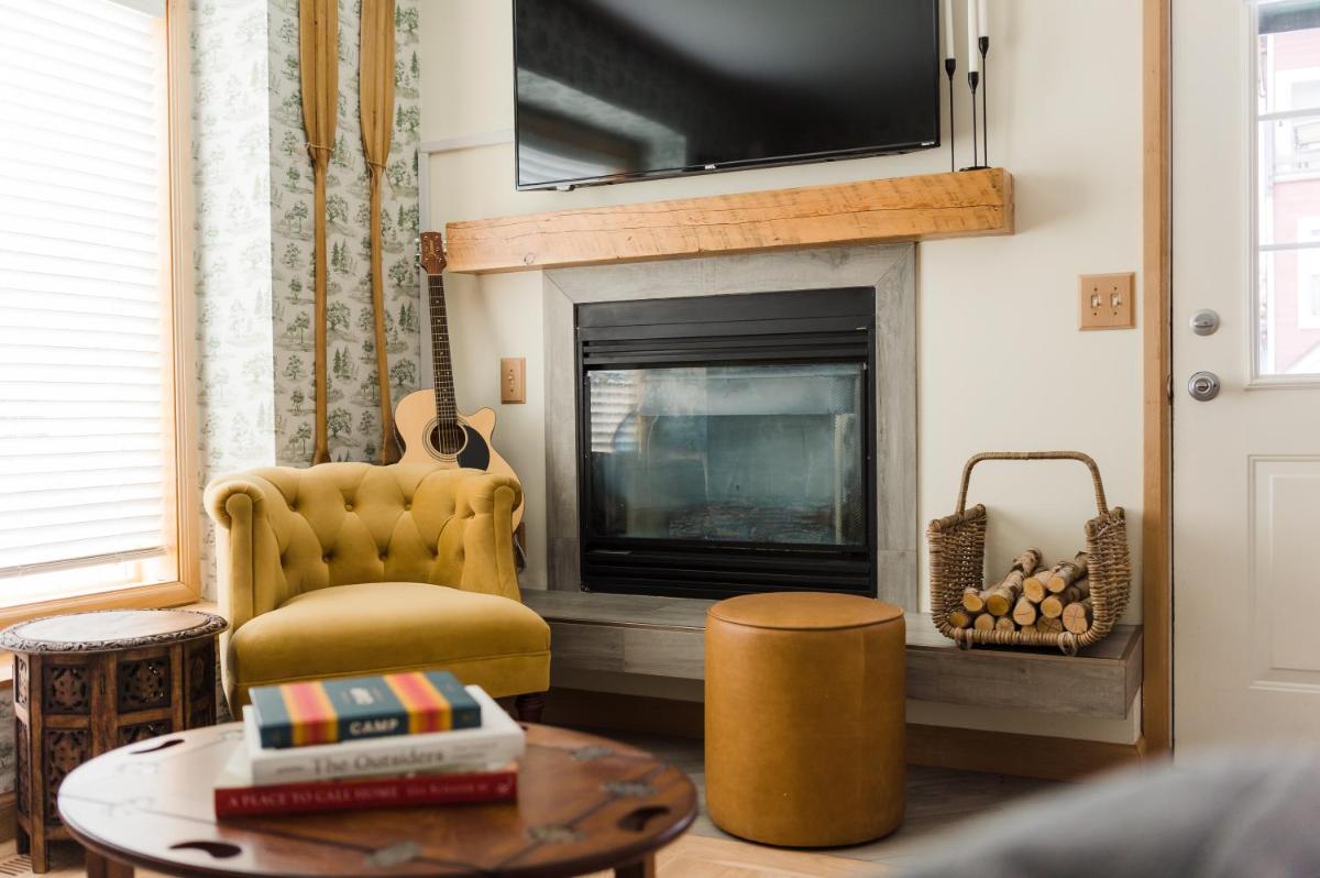 Corduroy by AvantStay Cute Cozy Mountainside Cabin-Duplex - Housity