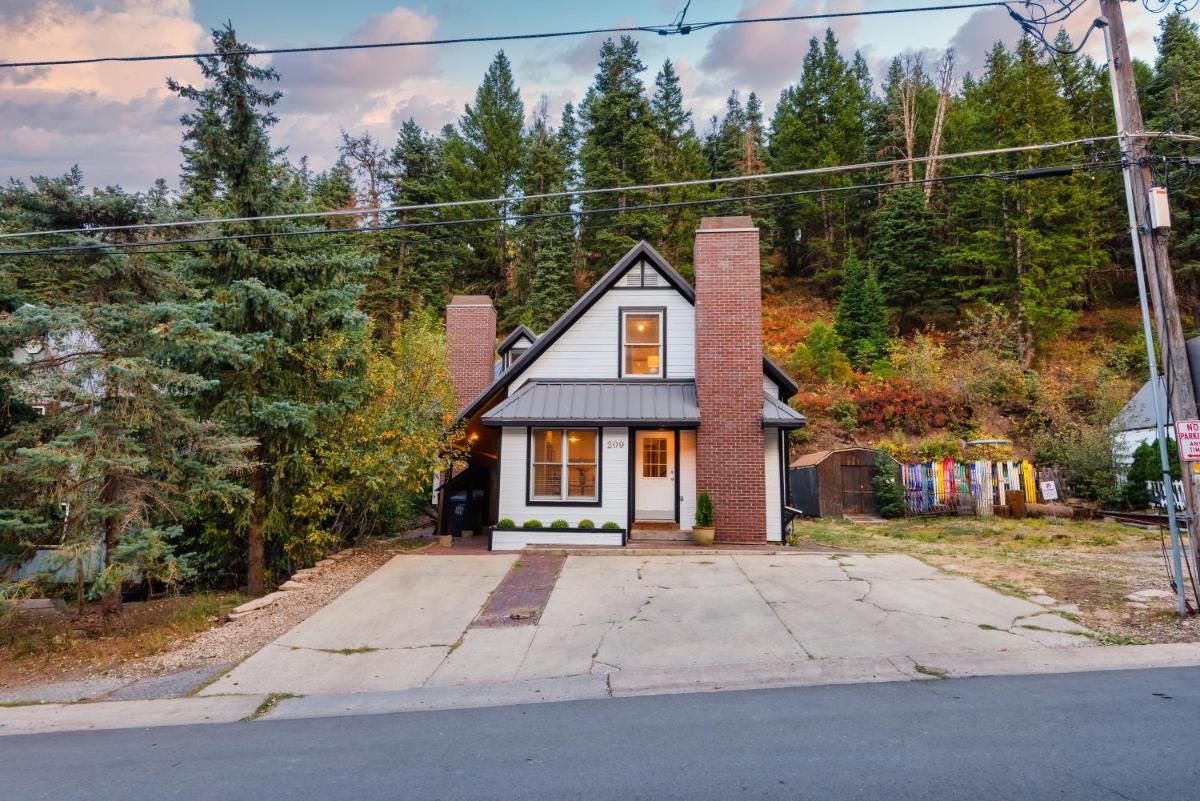 Corduroy by AvantStay Cute Cozy Mountainside Cabin-Duplex - Housity