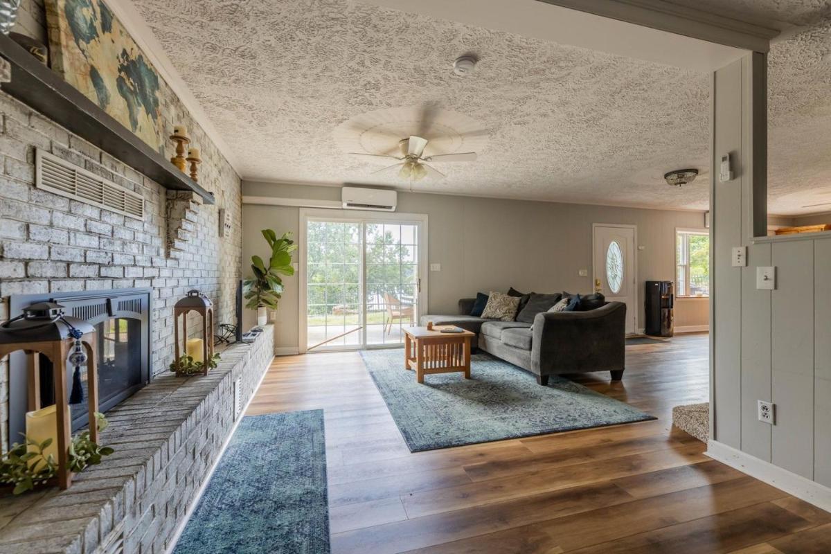 Claytor Lake Escape - Housity