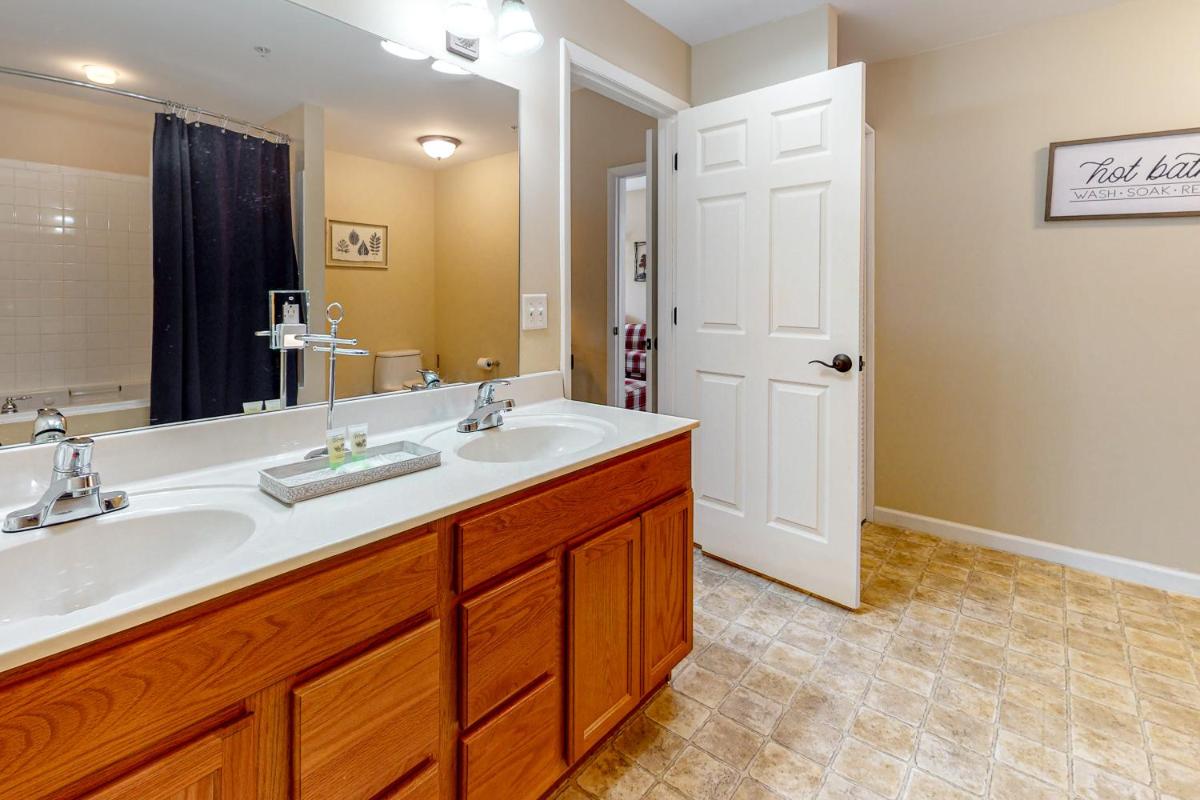 Bandits Riverfront Retreat - Housity