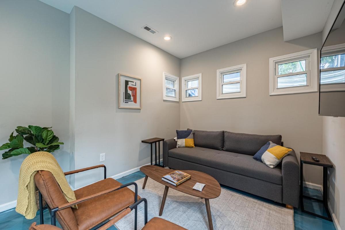 MODERN - Lux 1 BR 2 Bed Condo - Prime Location - Housity