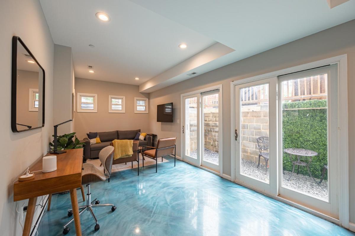 MODERN - Lux 1 BR 2 Bed Condo - Prime Location - Housity