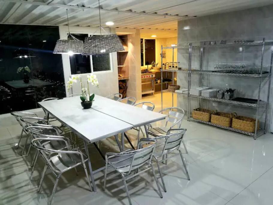 Alojamiento vacacional completo 8 habitaciones 9 baños con piscina - Housity
