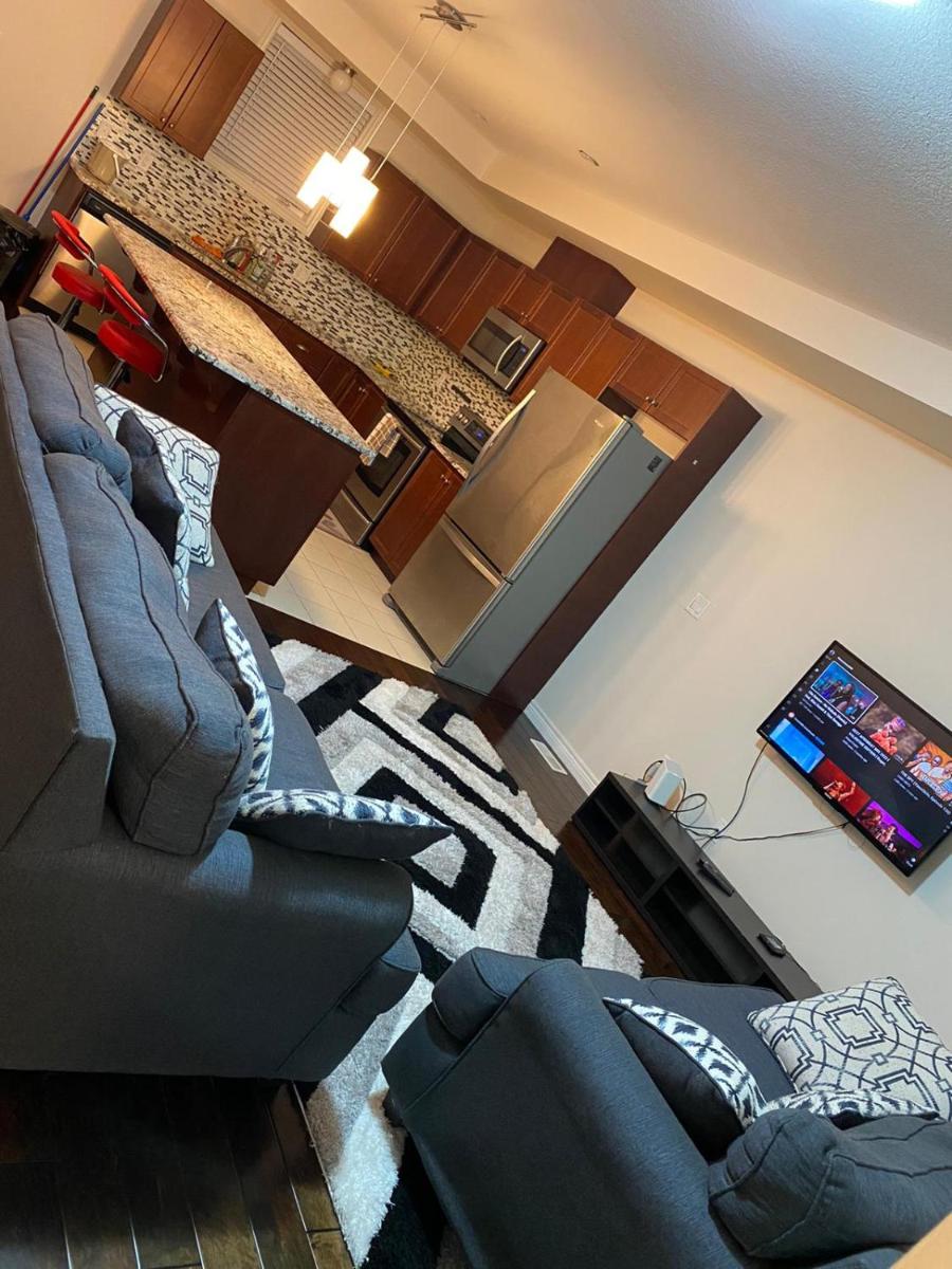 Beautiful 3 Bedroom Home in Kitchener - Housity