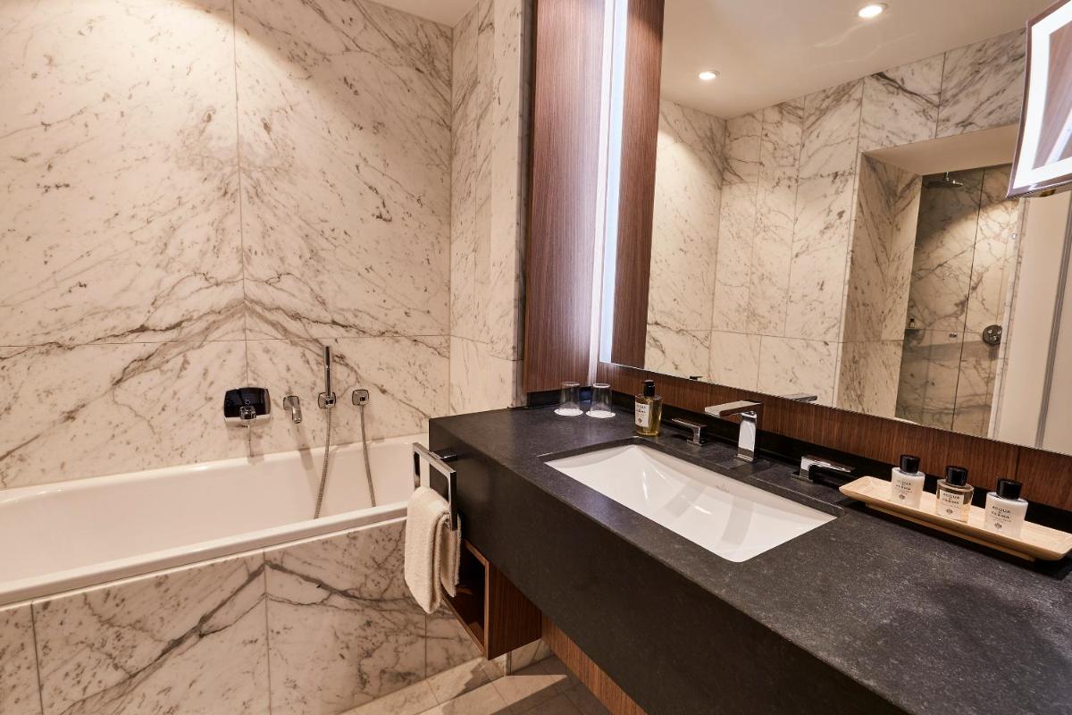 Ein Badezimmer in der Unterkunft Steigenberger Icon Parkhotel Düsseldorf