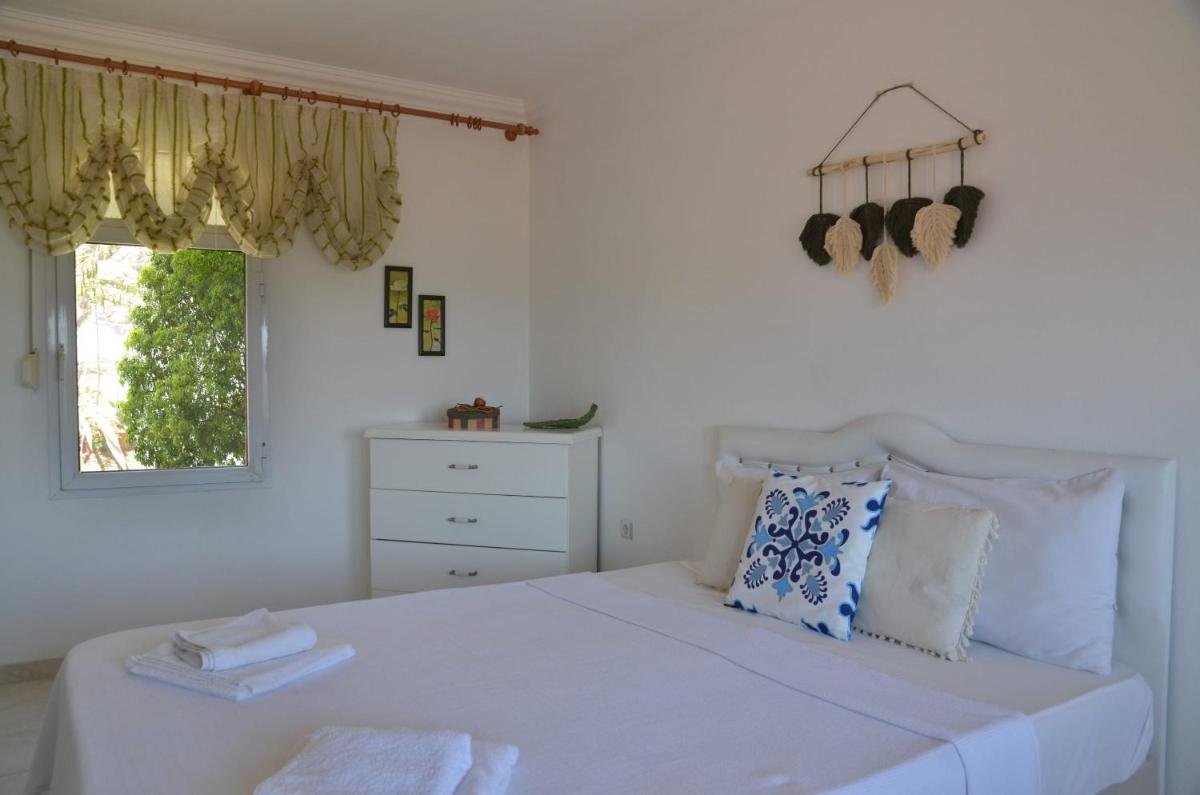 House with Private Beach and Terrace in Milas - Housity