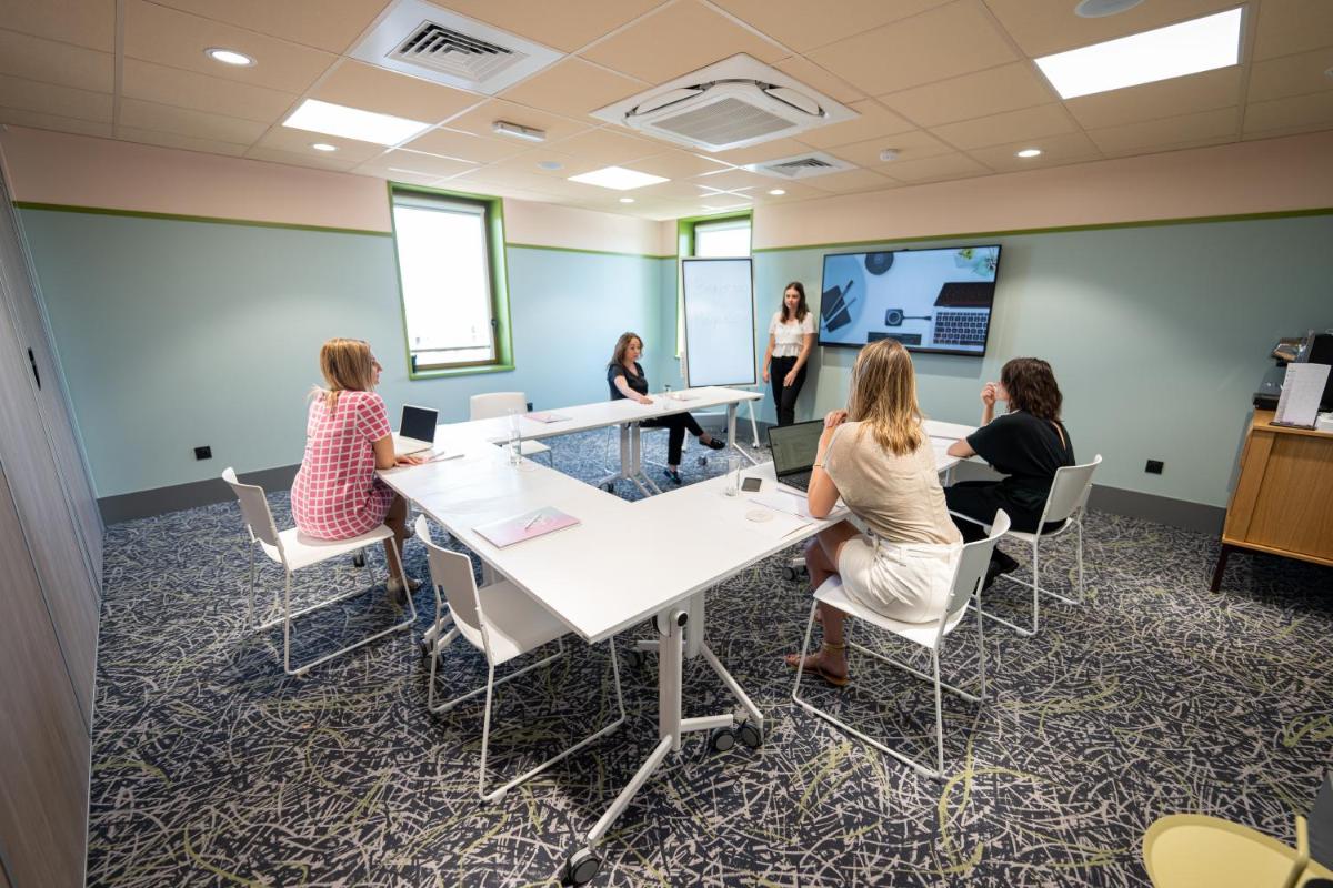 Espace de conférence ou salle de réunion dans l'établissement Aiden by Best Western Clermont-Ferrand Hotel & Spa