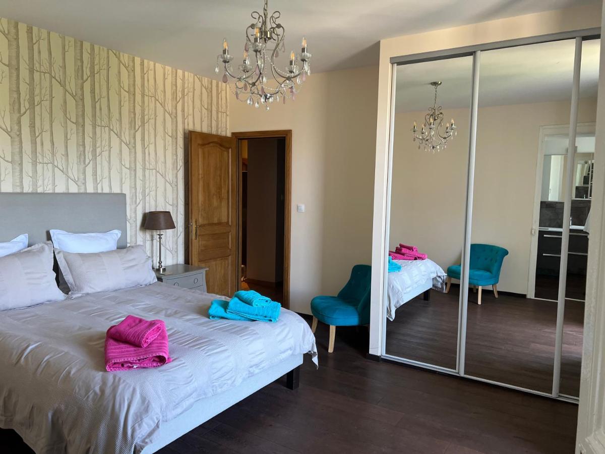 onlysaintg - Apartment Bernadette Spacious 4 bedrooms Great views, 120 m2 Only 500m from the centre and ski lift GREAT YEAR ROUND - Housity