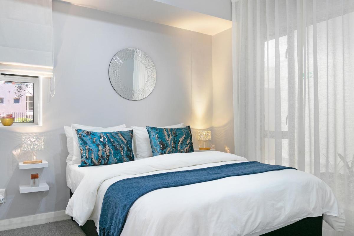 Suitetrails - Century City Luxury Two Bedroom Apartment
