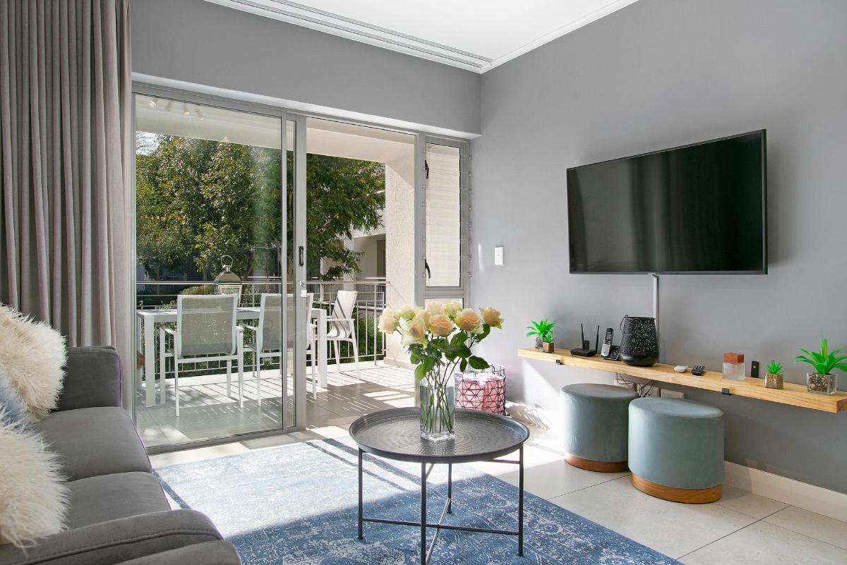 Suitetrails - Century City Luxury Two Bedroom Apartment
