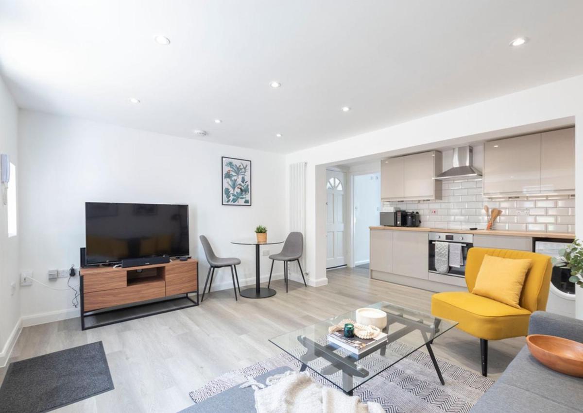 The White House Flat by Select SA - Hizvo