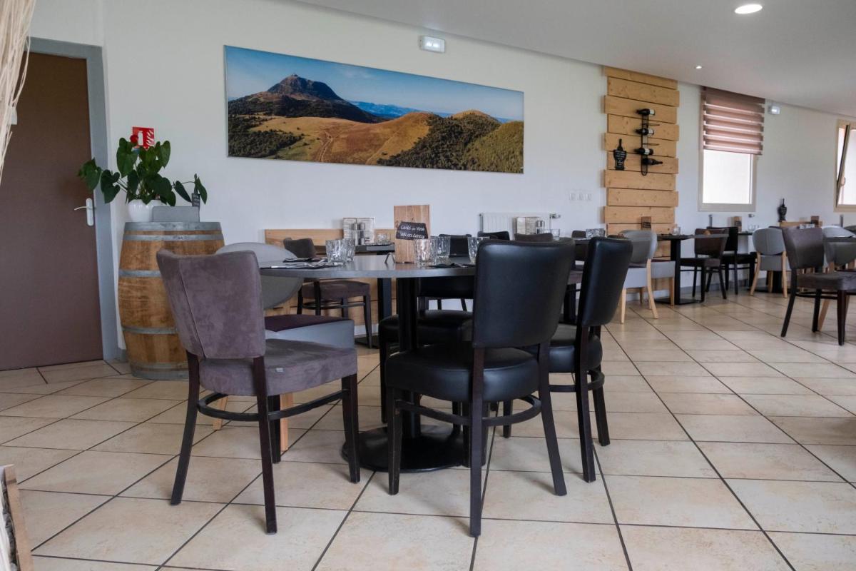 Restaurant ou autre lieu de restauration dans l'établissement Logis Hôtel Volcan Sancy