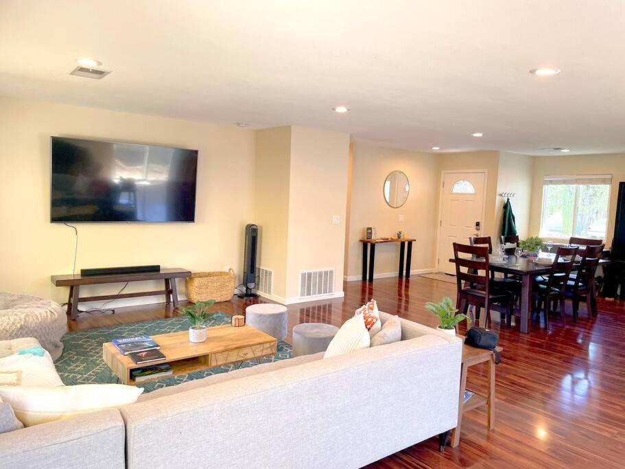 Casa Familia - 4-br modern family home w/saltwater pool & spa - Housity