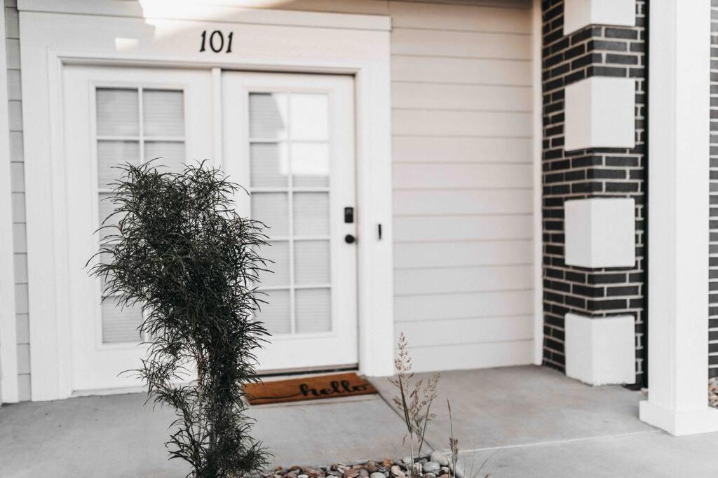 Beautiful New 3 BR 2BA Townhome No stairs - Housity