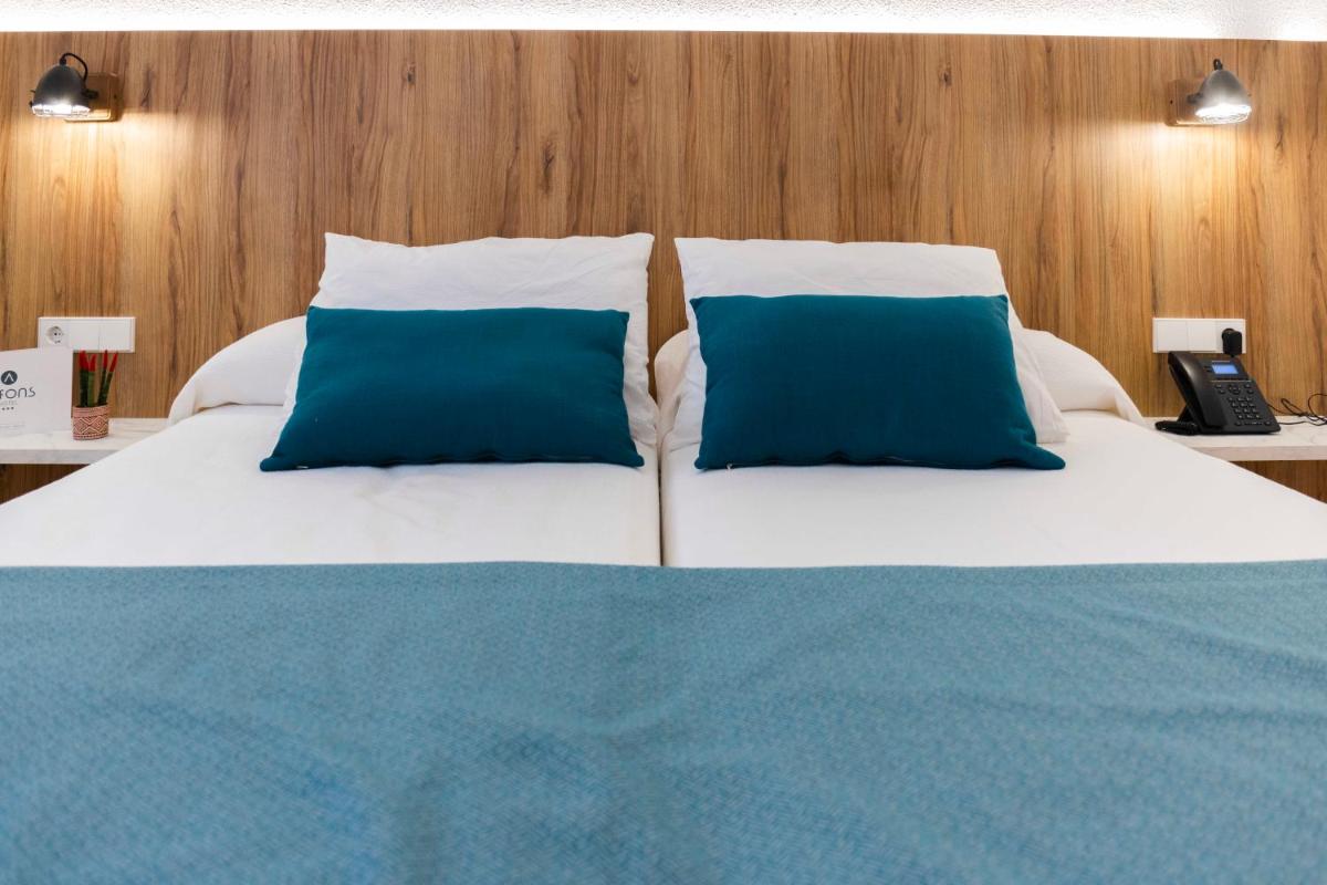 Cama o camas de una habitación en Alfons Hotel
