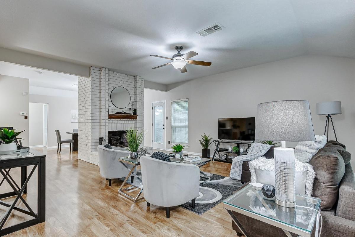 Pool & Spa! Whimsical Heart of The Woodlands - Housity