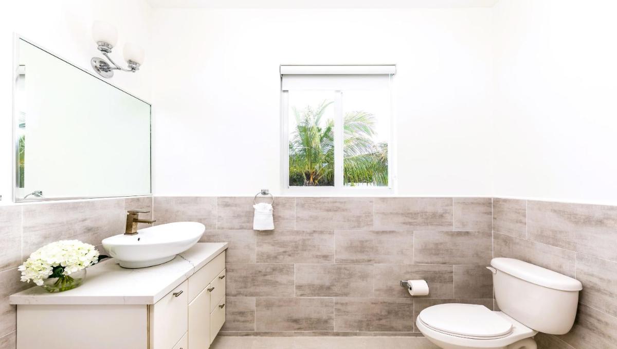 Beautiful 5 BD Sunset Bay Villa - Housity